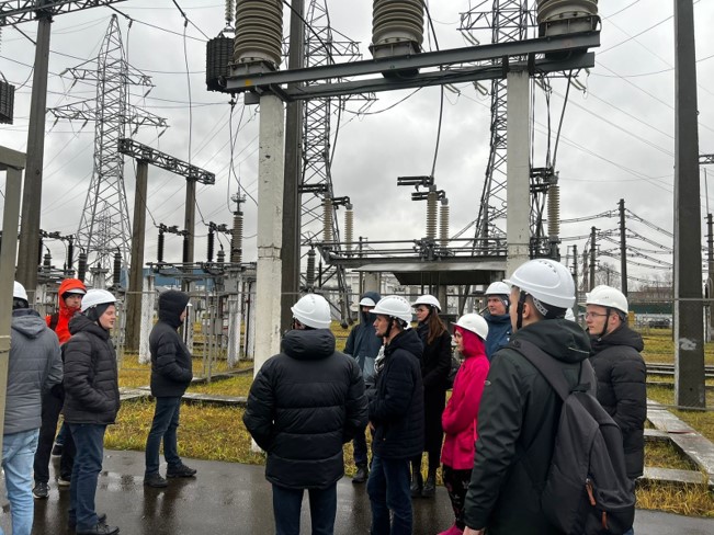 Молодежный совет операционной зоны ОДУ Центра и Совет молодых работников ПАО «Россети Московский регион» организовали для специалистов технологических служб ОДУ Центра и Московского РДУ экскурсию на подстанцию 220 кВ Горенки