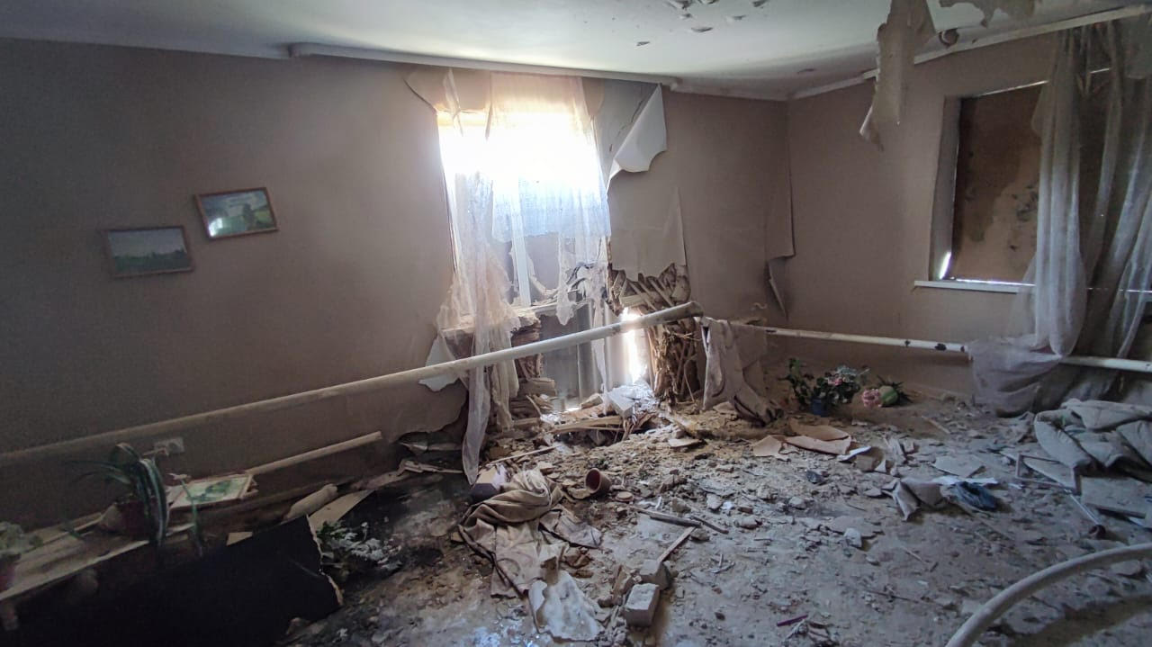 От артиллерийского обстрела ВСУ 20 июня были повреждены подстанция 110 кВ и здания базы Суземского участка Севского РЭС,