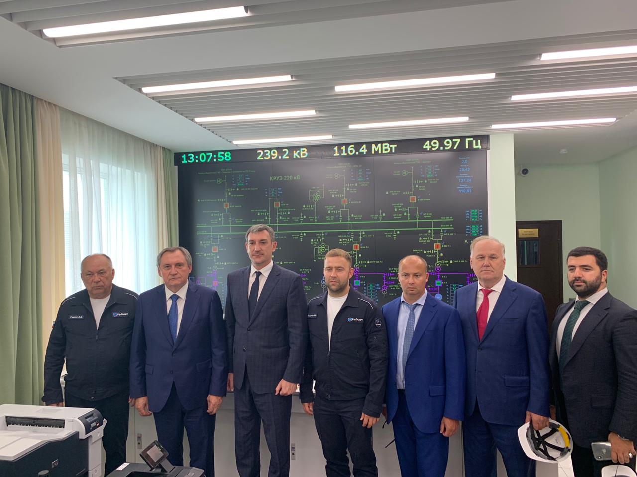Н. Шульгинов и В.Орлов на пульте управления Нижне-Бурейской ГЭС