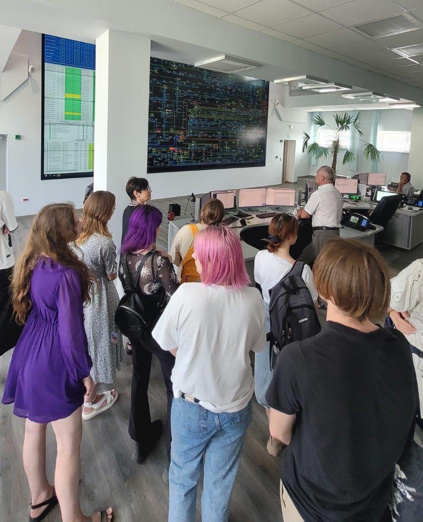 В Смоленском РДУ студентам и преподавателям Смоленского государственного университета показали работу диспетчерского центра