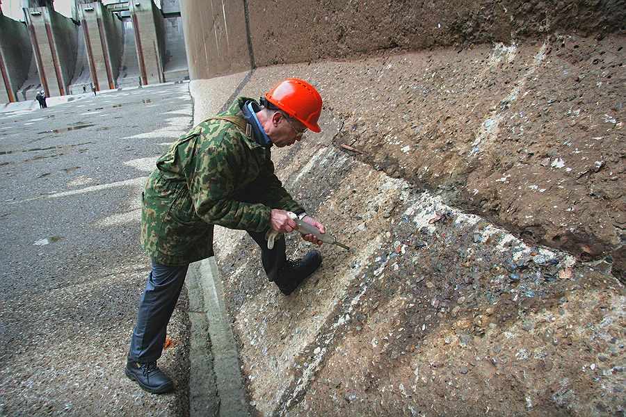 Комиссия, состоящая из специалистов Саяно-Шушенской ГЭС,ОАО «Ленгидропроект», ОАО «ВНИИГ имени Веденеева» приступила к обследованию водобойного колодца эксплуатационного водосброса, 13 октября 2010 г